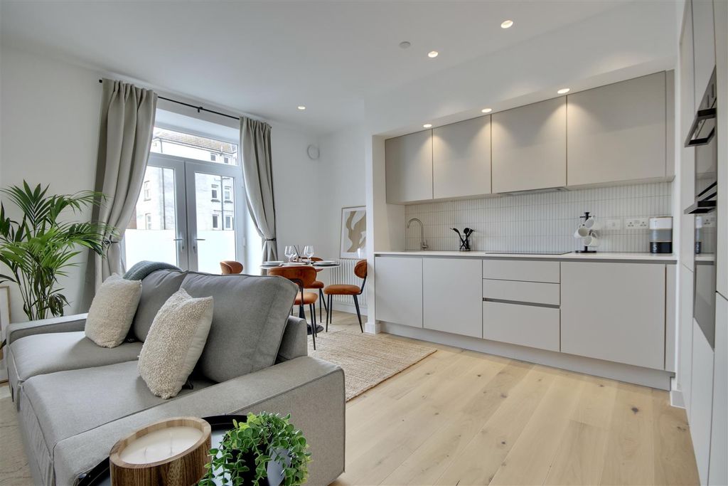 Property photo 3 of 26 EE93B11E-40D9-45E7-8Eb8-1737B2F275E5_1_201_A.Jpeg