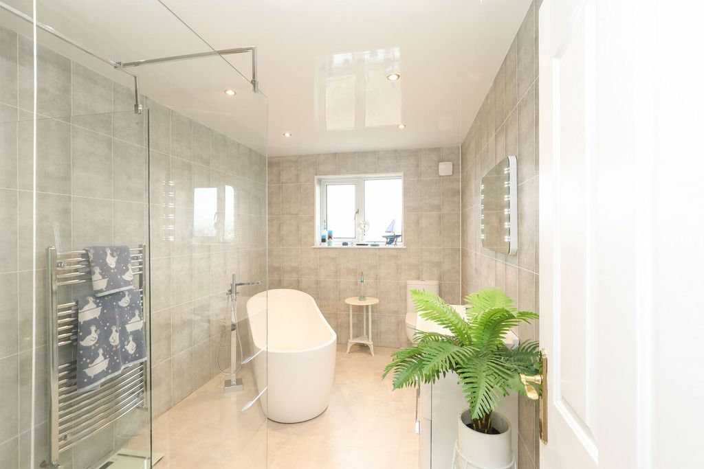 Property photo 2 of 34