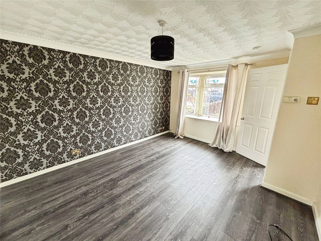 Property photo 3 of 8 Lounge