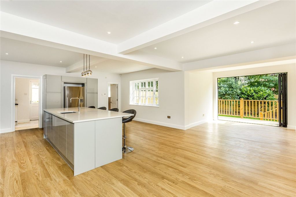 Property photo 3 of 11 Family Kitchen