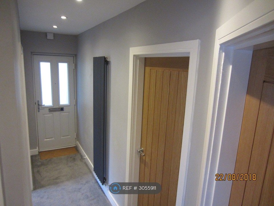 Property photo 2 of 8 Hallway