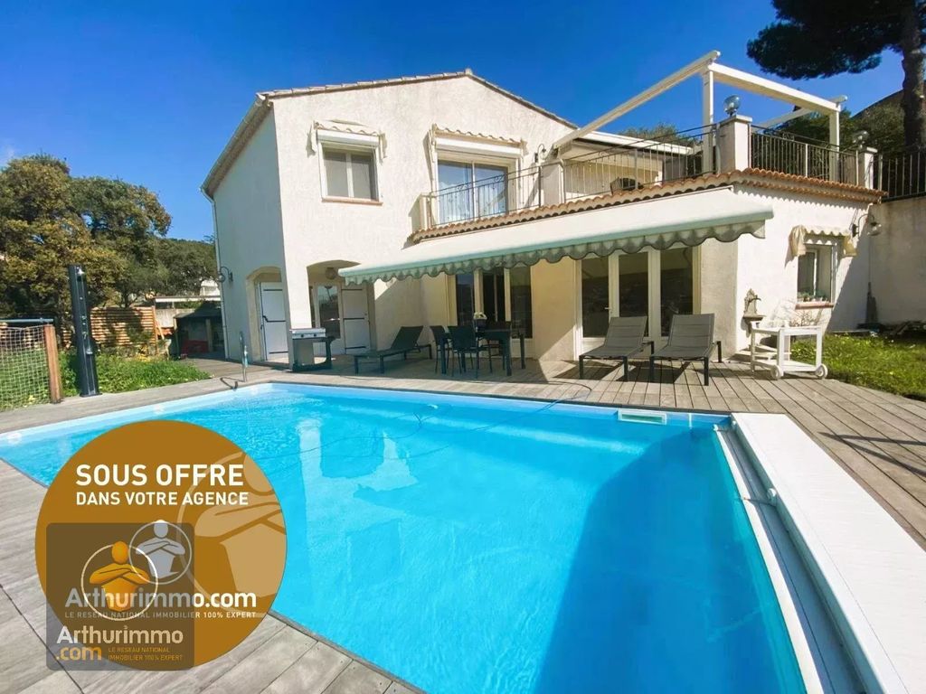Property photo 1 of 13 7-Room Villa With Pool In Lavandou