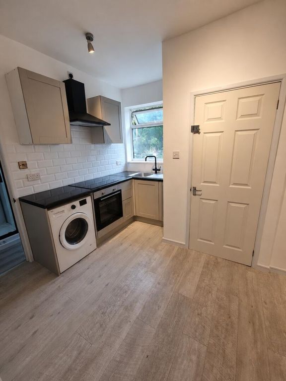 Property photo 3 of 7 Kitchen