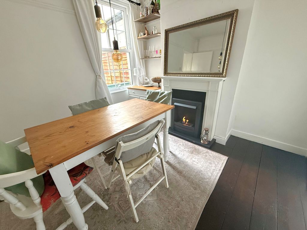 Property photo 3 of 20 9 Albert Road Dining 2