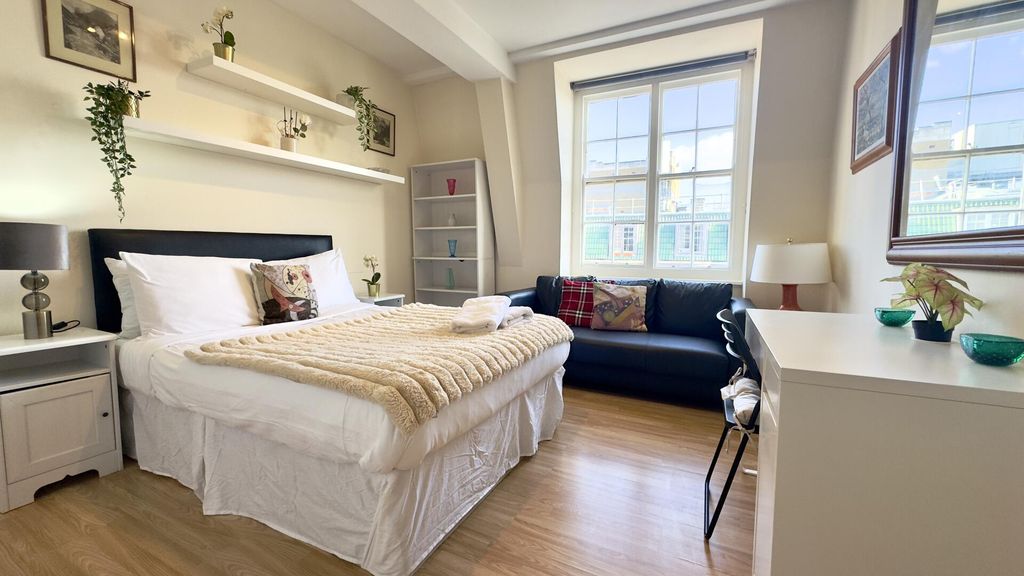 Property photo 1 of 8 Bedroom