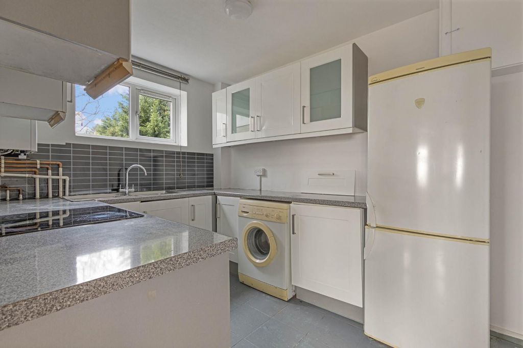 Property photo 3 of 12 13 Greyfrairs Road, Se26 - 9.Jpg