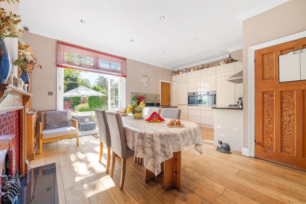 Property photo 2 of 15 Queen Anne Avenue-10.Jpg