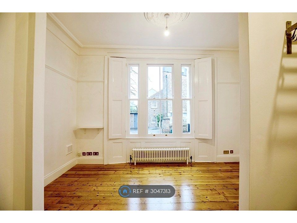 Property photo 3 of 10 Living Room