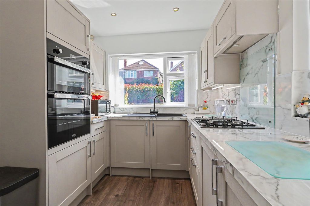 Property photo 2 of 18 Jenned Road Arnold, Nottingham, Ng5 8ft