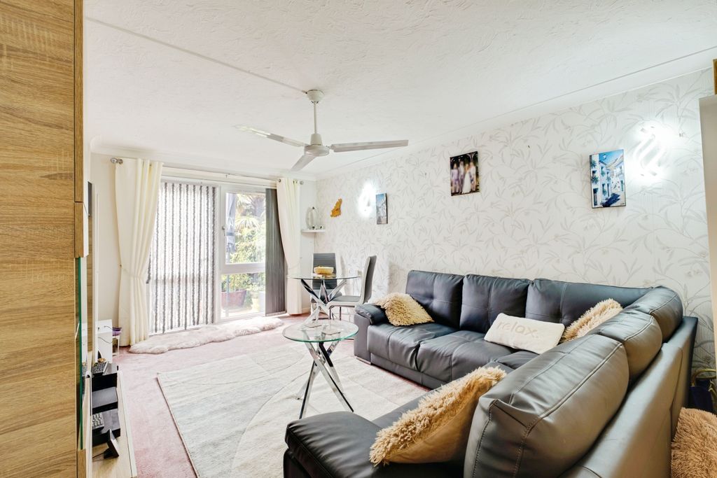 Property photo 3 of 12 Lounge