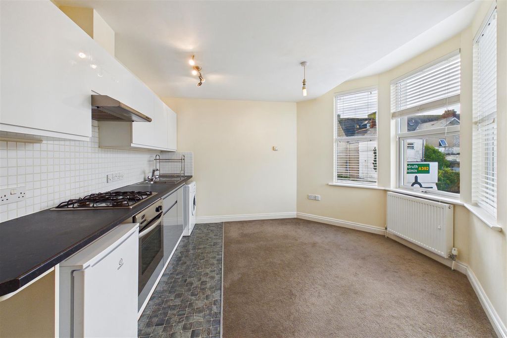 Property photo 2 of 8 Lounge/Kitchen