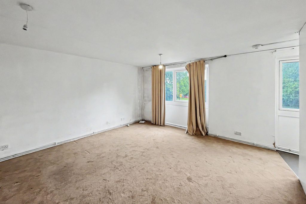 Property photo 3 of 9 29 Menlo Gardens, Beulah Hill, Upper Norwood, Se19 3DT