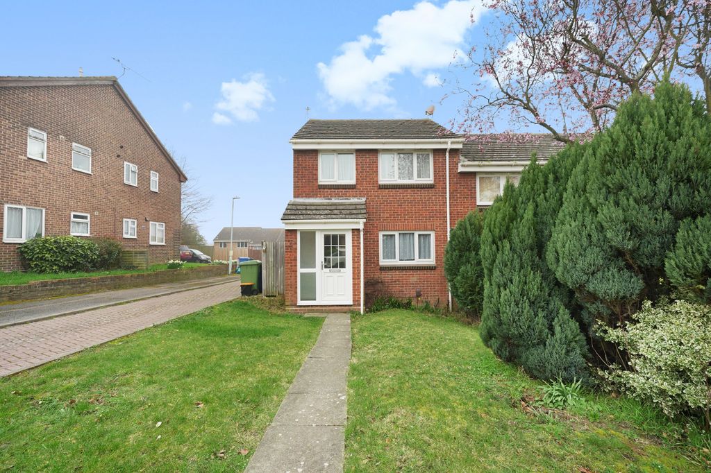 Property photo 1 of 12 27 Fallowfield - Front