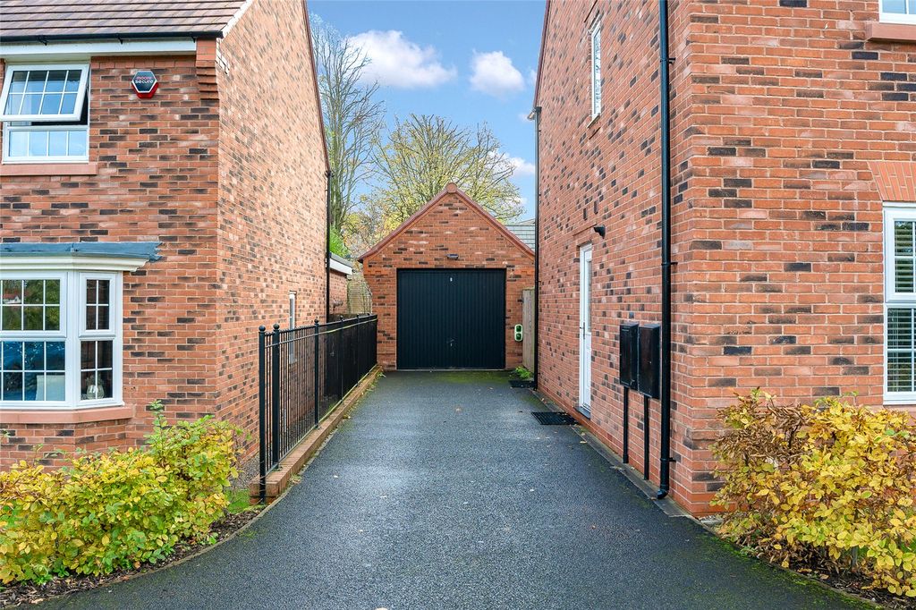 Property photo 3 of 18 Driveway