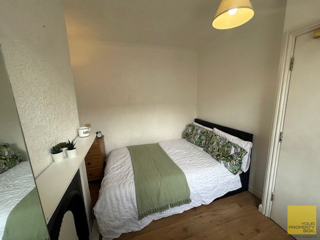 Property photo 3 of 9 Bed 1 (4)