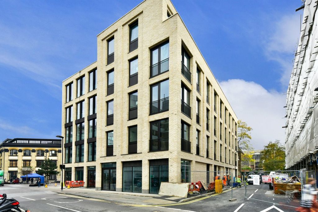 Property photo 3 of 8 Photo 01