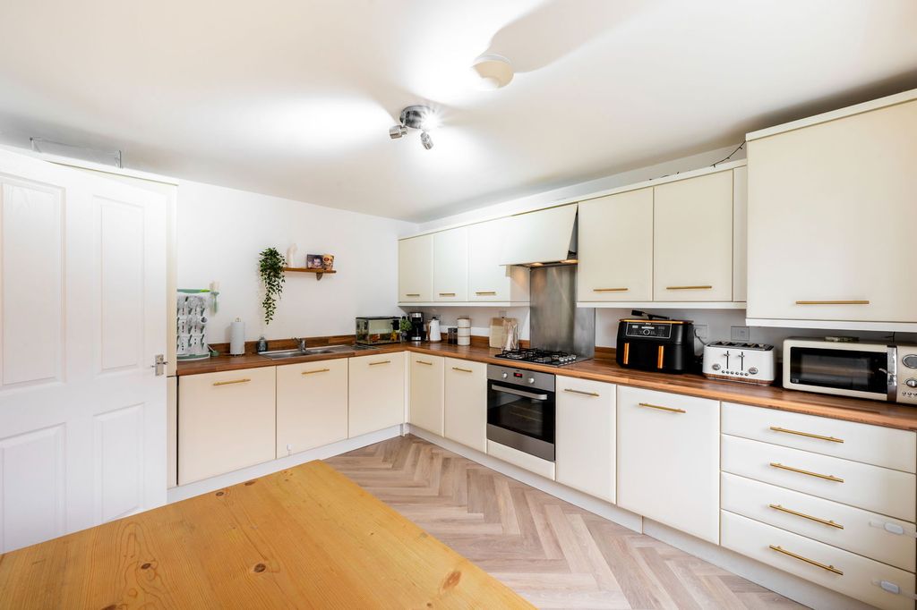 Property photo 3 of 32