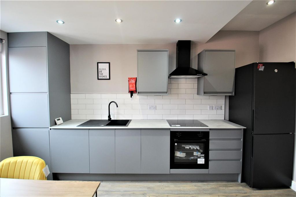 Property photo 3 of 10 Kitchen B.Jpg