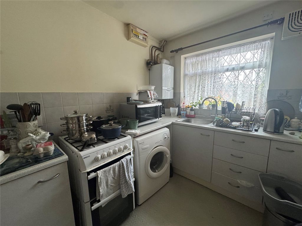 Property photo 3 of 10 Kitchen