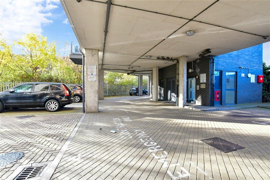 Property photo 2 of 7 Driveway/Parking