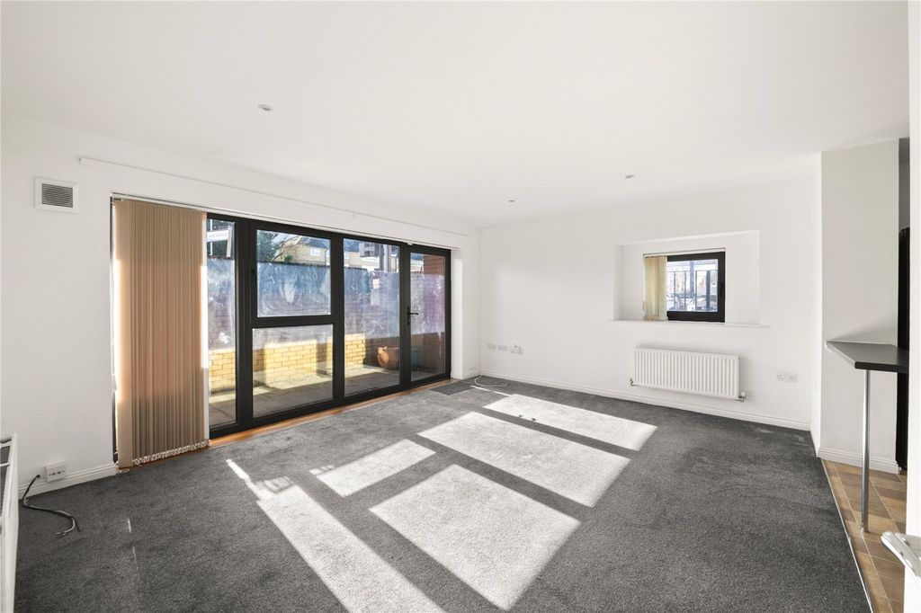 Property photo 2 of 16 Picture No. 12