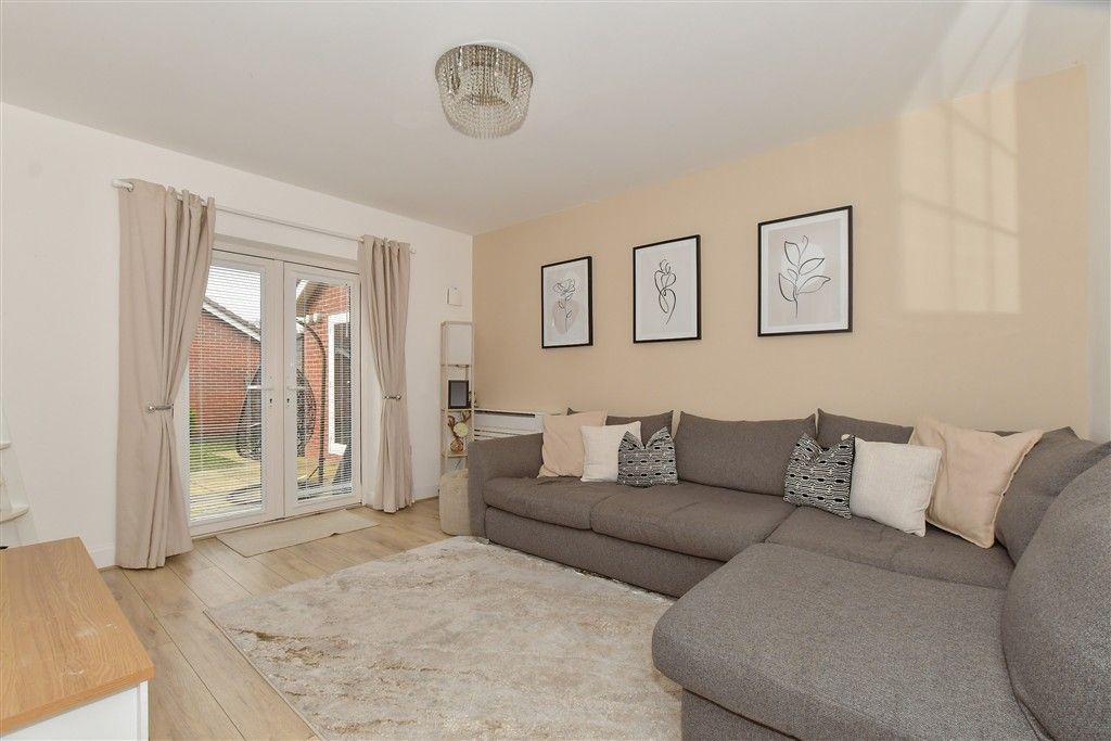 Property photo 3 of 17 Lounge