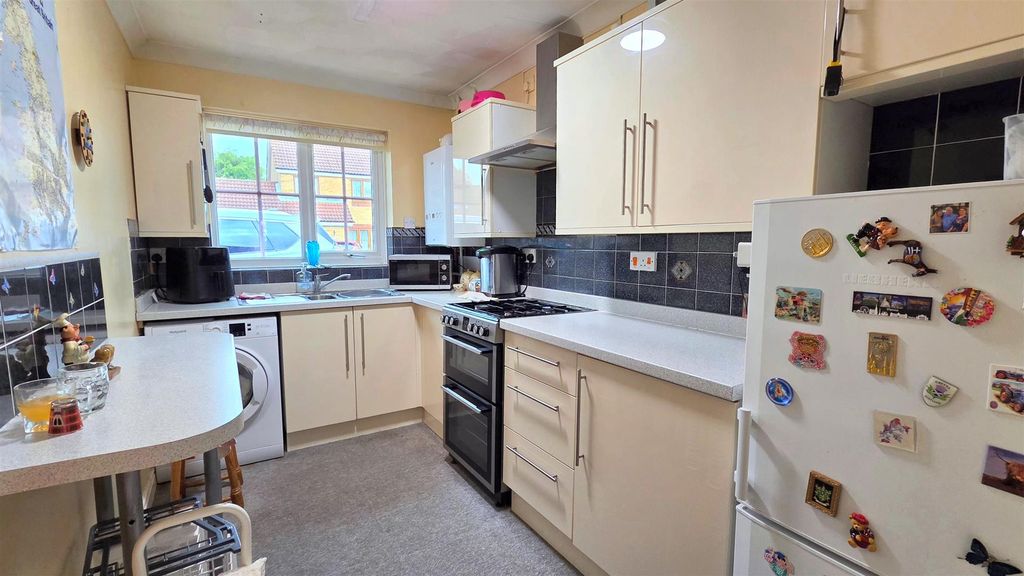 Property photo 3 of 10 Kitchen