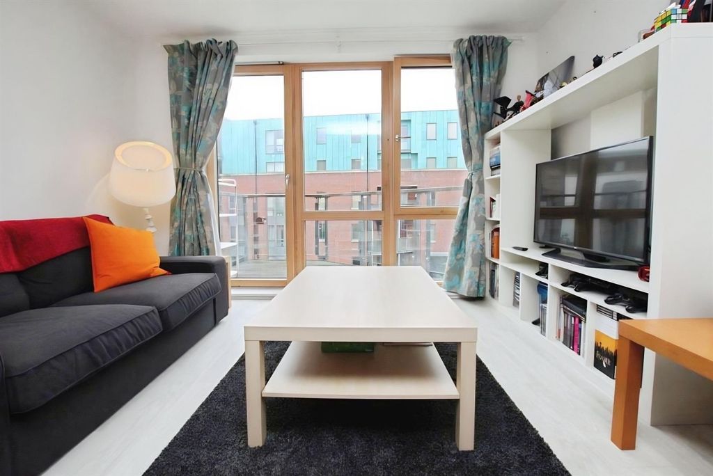 Property photo 2 of 8 Kitchen/Lounge