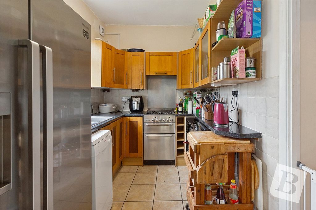 Property photo 3 of 11 Kitchen
