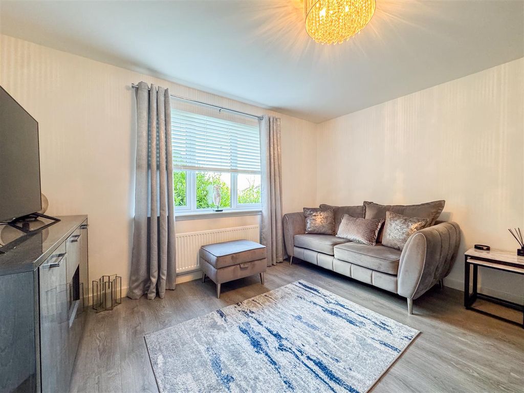 Property photo 3 of 32 Living Room