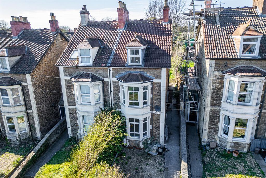 Property photo 2 of 30 Berry Villa, 32, Butts Hill, Frome, Somerset, BA11