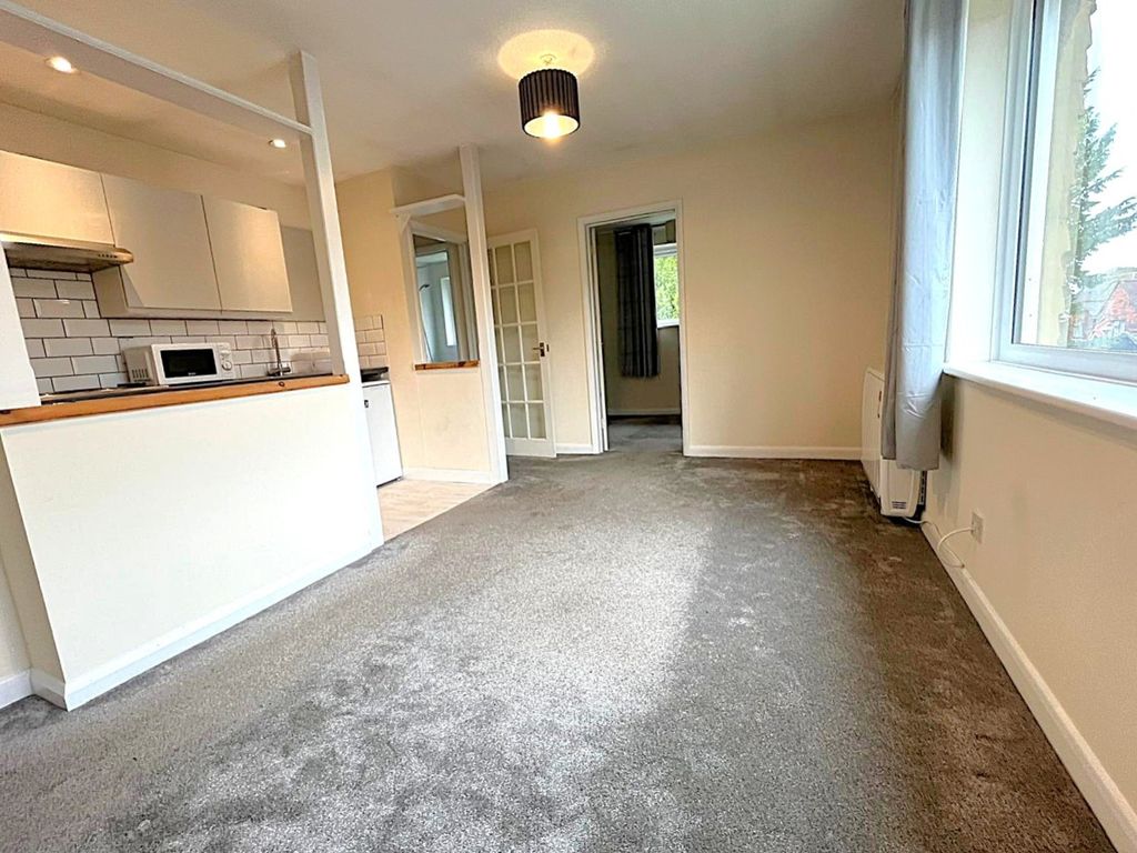 Property photo 2 of 7 Griffin Court Lounge