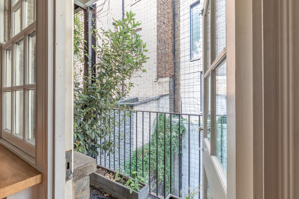 Property photo 2 of 20 Broad Court, Covent Garden - Tavistock Bow