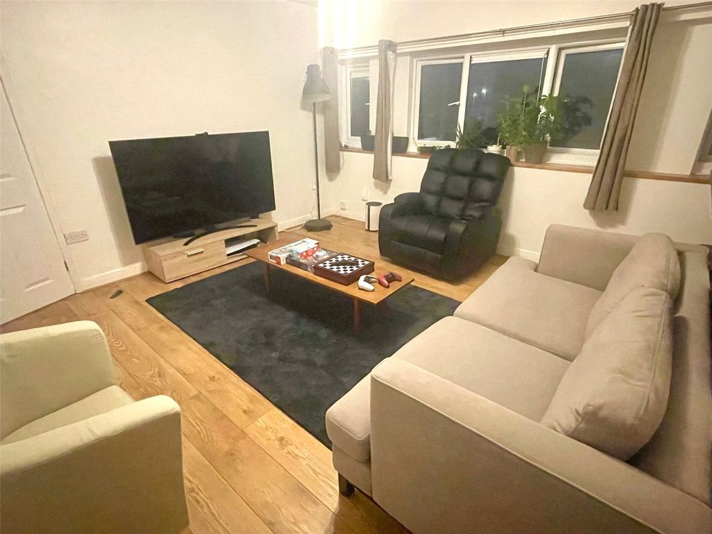 Property photo 3 of 12 Lounge