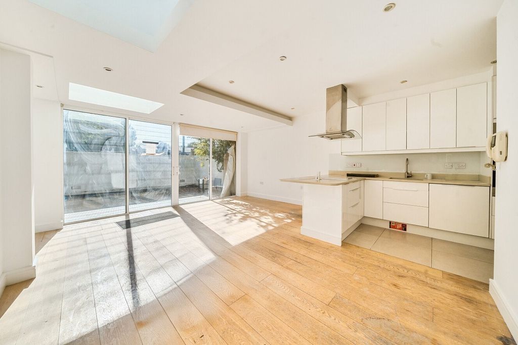 Property photo 2 of 17 Picture No. 11