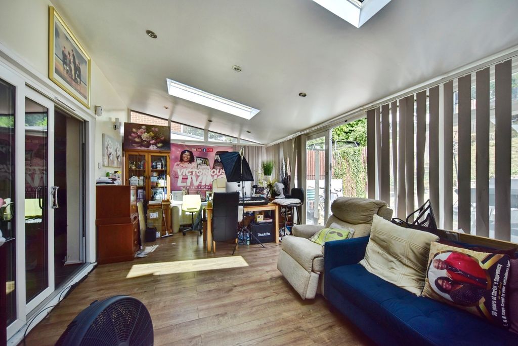 Property photo 3 of 20 Conservatory