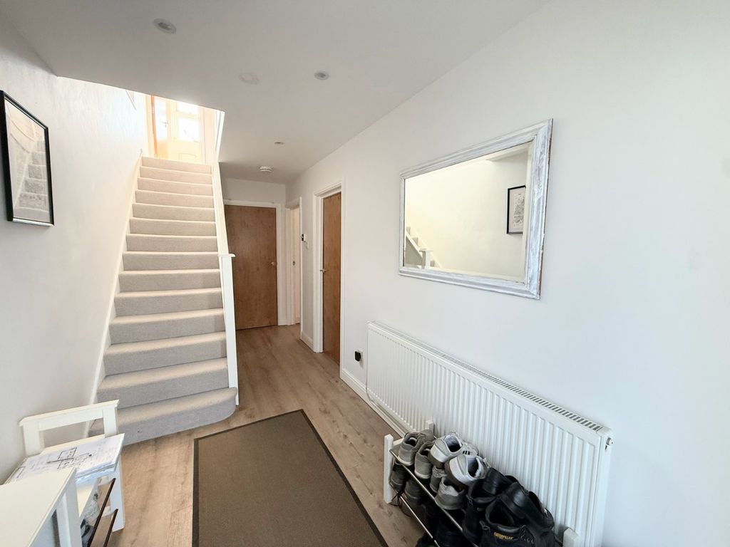 Property photo 3 of 14 Entrance Hall
