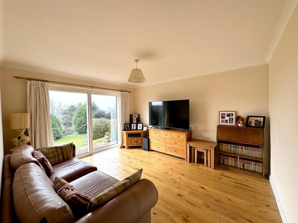 Property photo 2 of 30 Lounge