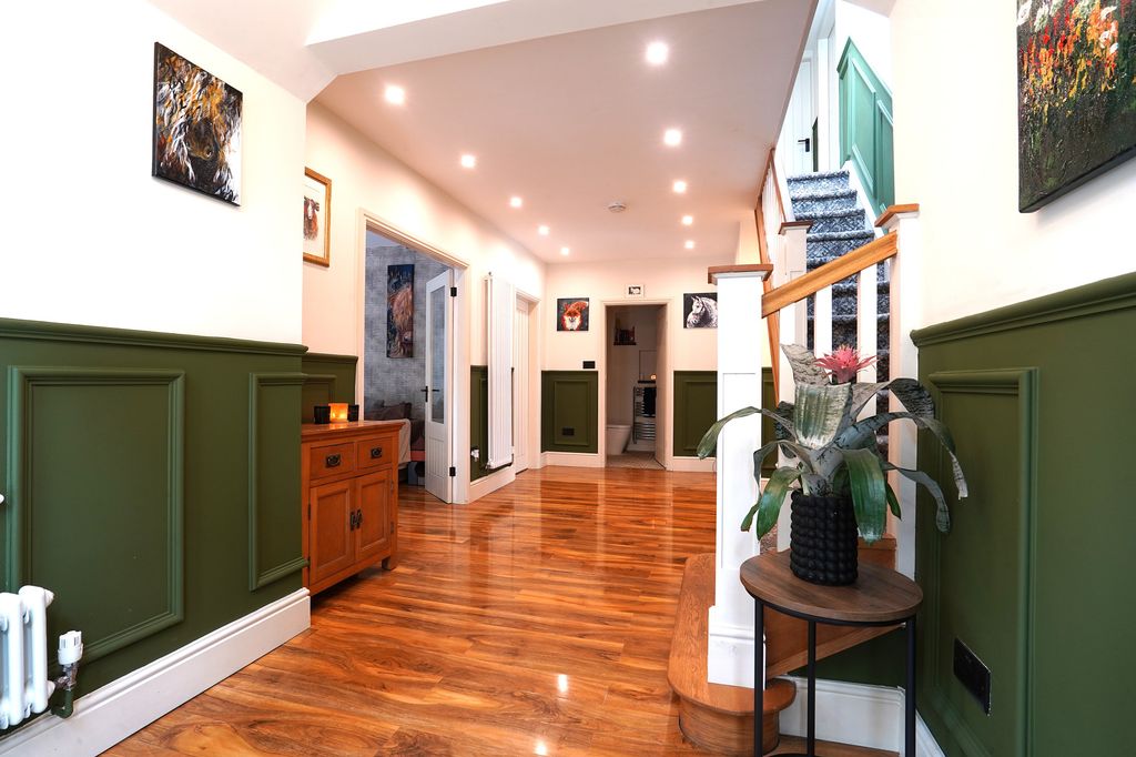 Property photo 2 of 33
