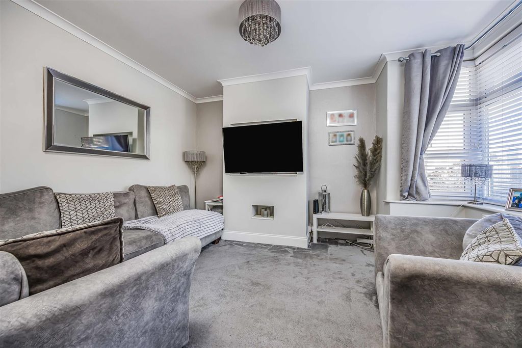 Property photo 3 of 21 29 Salcombe Avenue, Portsmouth-Small-Porticomarket