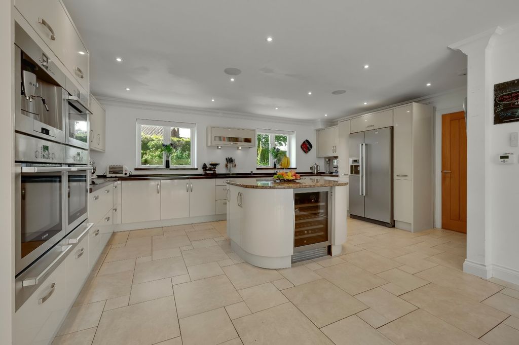 Property photo 2 of 18 Kitchen