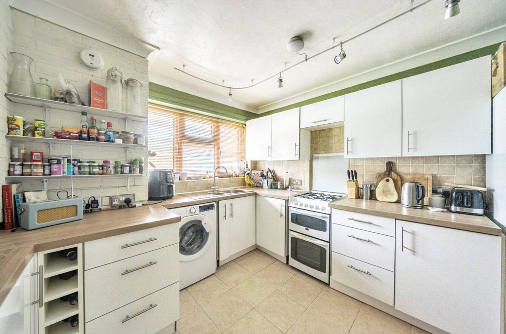 Property photo 2 of 11 Kitchen