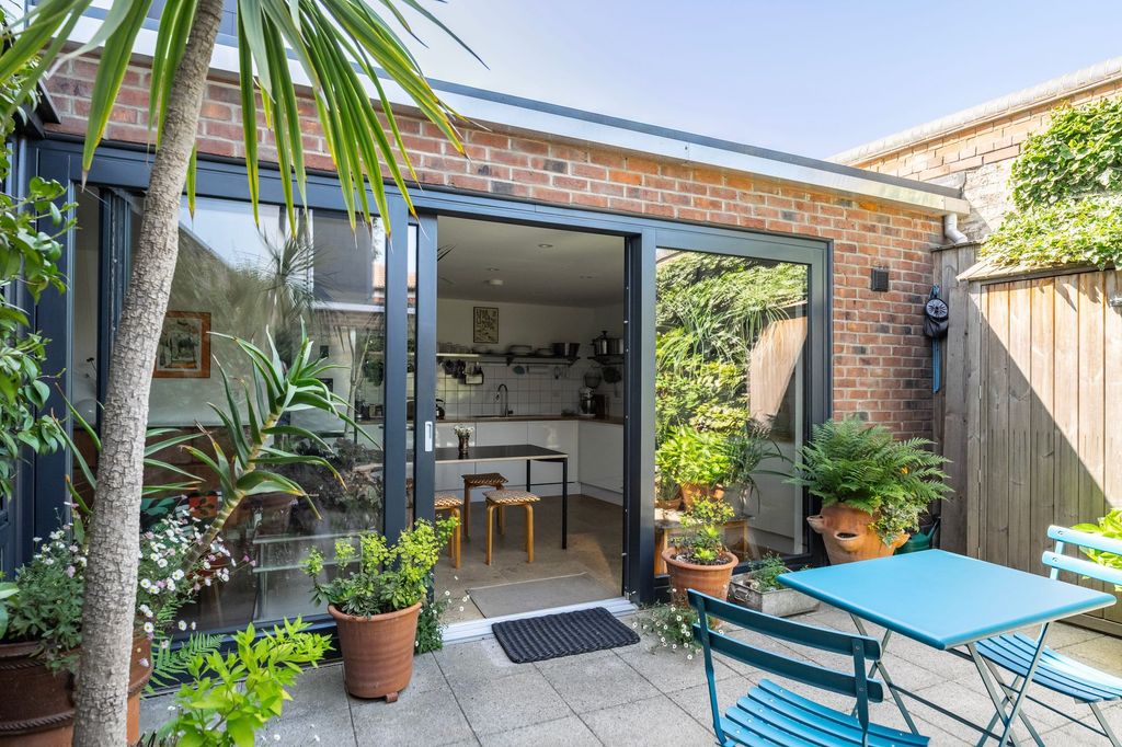 Property photo 2 of 18