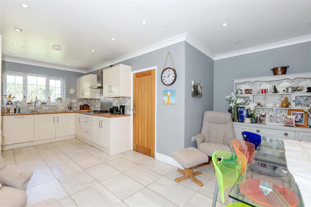 Property photo 2 of 19 Sandown Ave_14.Jpg