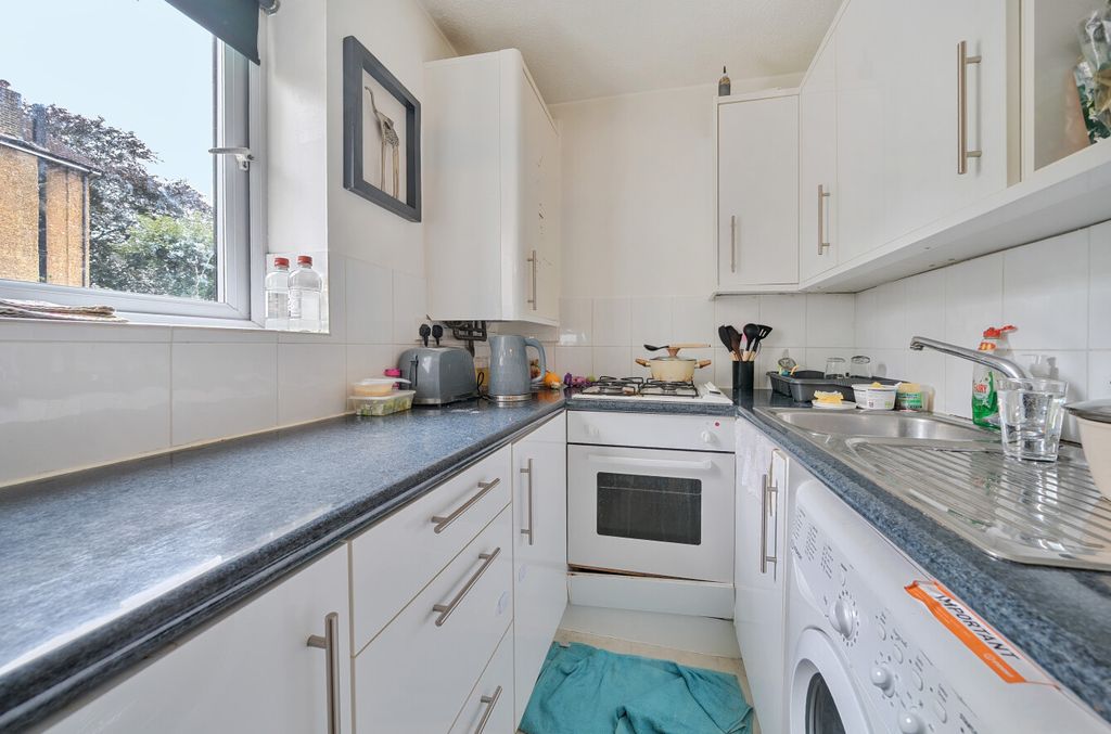 Property photo 3 of 10 Kitchen