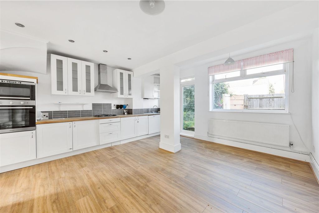 Property photo 2 of 13 Havant Road, E17