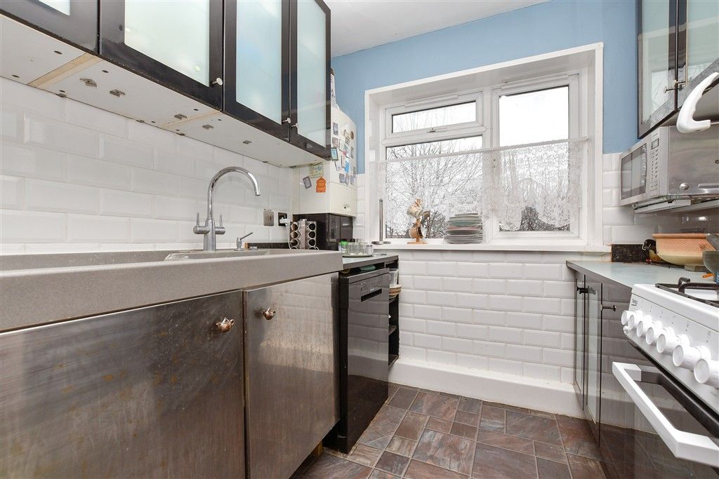 Property photo 3 of 11 Kitchen