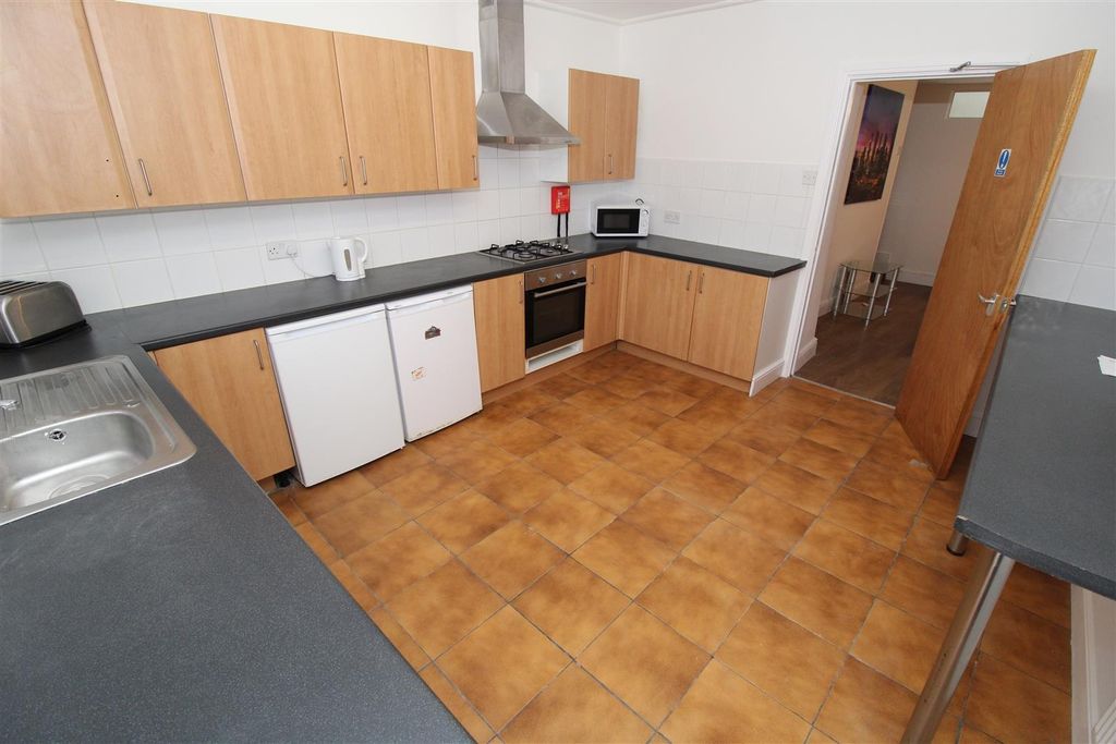 Property photo 1 of 10 Spacious Modern Kitchen With Ample Storage...