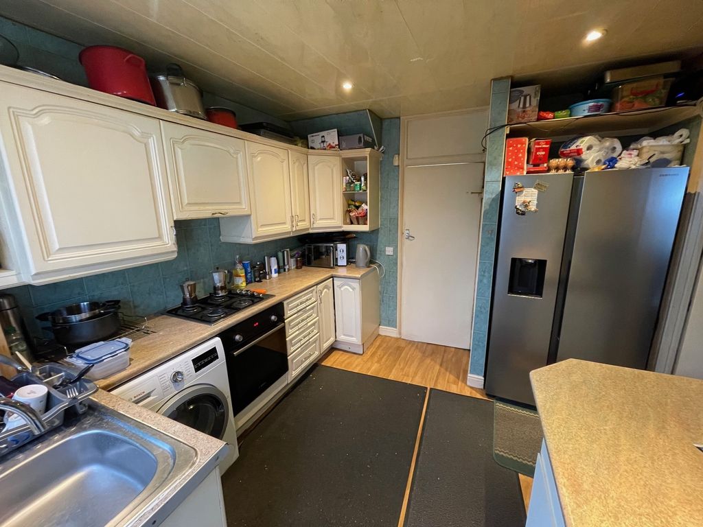 Property photo 2 of 9 Kitchen 2