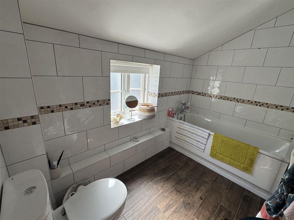 Property photo 2 of 16 Bathroom